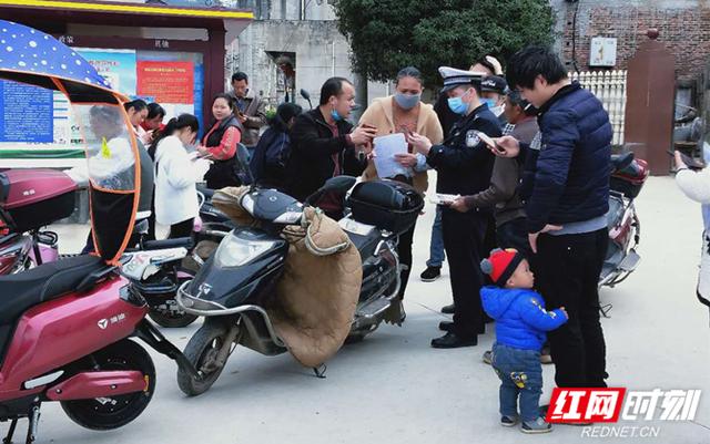 湖南(nán)：方便電動車(chē)挂牌 藍(lán)山交警暖心“上門服務”