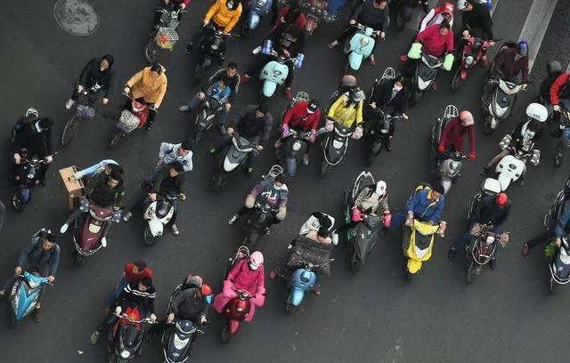 廣東：中(zhōng)山三鄉交警、郵政加班加點爲260餘輛電動自行車(chē)上牌