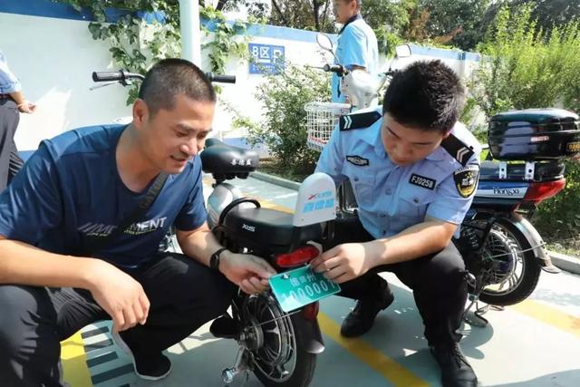 山東：招遠交警開(kāi)展電動自行車(chē)上牌宣傳