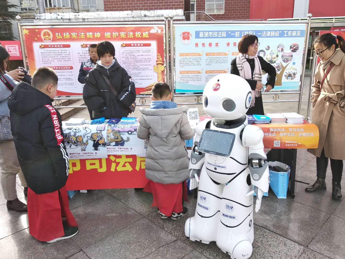 小(xiǎo)律亮相山西晉城“憲法宣傳周”，助力山西晉城市打造智能化公共法律服務體(tǐ)系